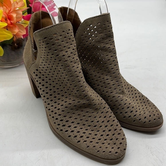 Lucky Brand Podota Tan Suede Cut Out Ankle Bootie Sz 7 MCA1839A - Picture 1 of 9